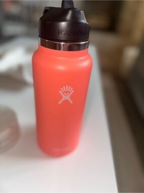 32 OZ Hydro flask l Color: Hibiscus